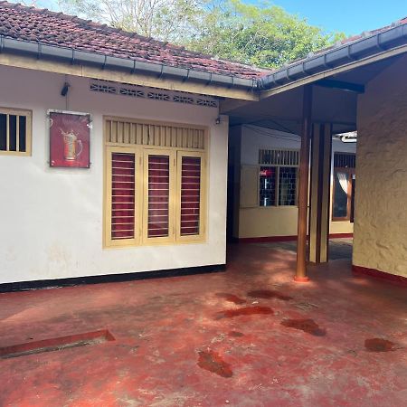 Resthouse Vavuniya Hotel Екстериор снимка