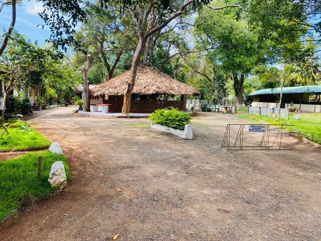 Resthouse Vavuniya Hotel Екстериор снимка