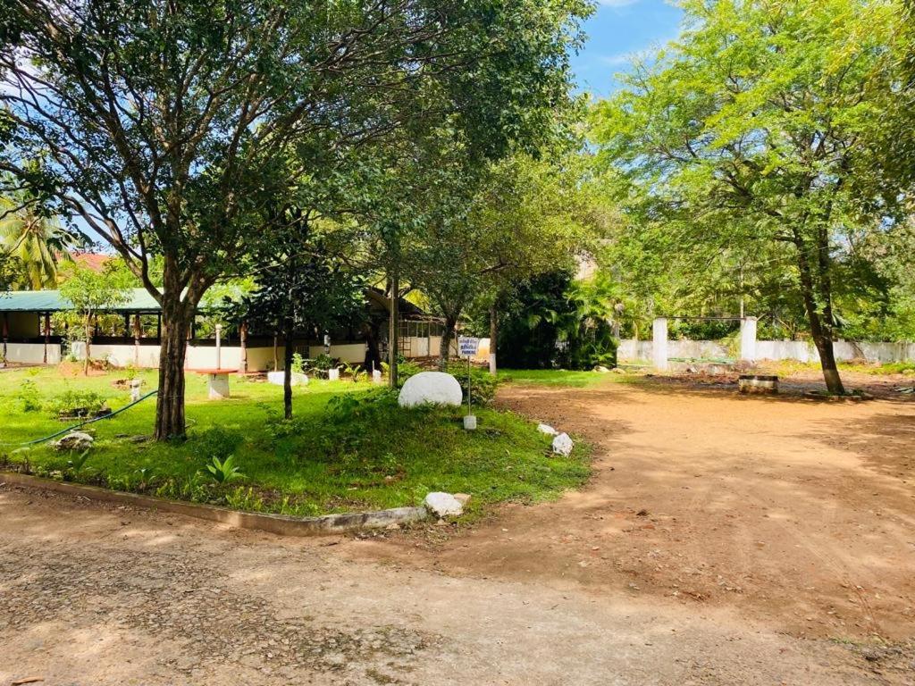 Resthouse Vavuniya Hotel Екстериор снимка