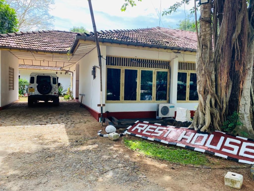 Resthouse Vavuniya Hotel Екстериор снимка