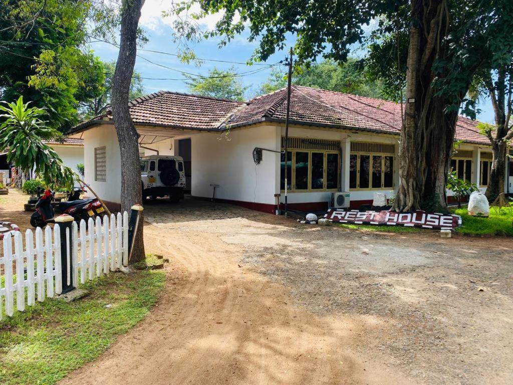 Resthouse Vavuniya Hotel Екстериор снимка
